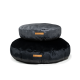 Zwei runde Haustierbetten in Dunkelgrau und Schwarz, mit einer weichen Stofftextur und kleinen braunen Etiketten mit dem Text "WuzzyProduct.com."