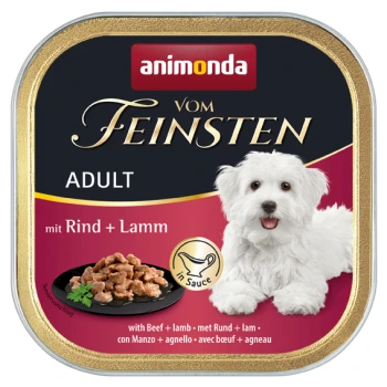 Eine Dose Animonda Vom Feinsten Hundefutter mit Rind und Lamm, neben einem weißen Hund. Text: "mit Rind + Lamm" und "in Sauce."