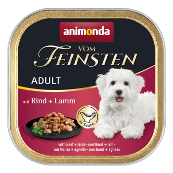 Eine Dose Animonda Vom Feinsten Hundefutter mit Rind und Lamm, neben einem weißen Hund. Text: "mit Rind + Lamm" und "in Sauce."
