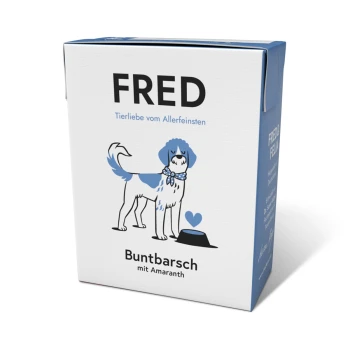 Verpackung für Haustierfutter namens "FRED," mit einem Cartoon-Hund mit einem blauen Schal und dem Text "Buntbarsch mit Amaranth."