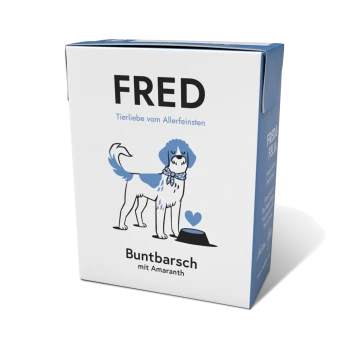 Verpackung für Haustierfutter namens "FRED," mit einem Cartoon-Hund mit einem blauen Schal und dem Text "Buntbarsch mit Amaranth."