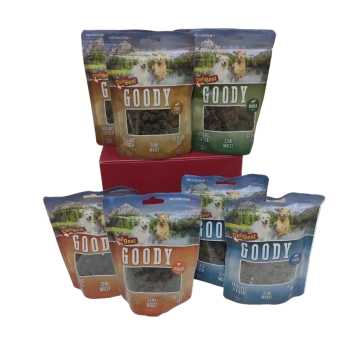 Eine Ausstellung von DeliBest Goody Hundeleckerlis in verschiedenen Geschmacksrichtungen, mit halbfeuchter Verpackung und Bildern von Hunden und Bergen.