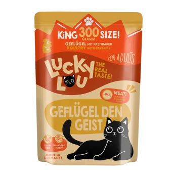 Tüte mit Lucky Lou Katzenfutter mit Geflügel und Pastinaken, beschriftet mit "King 300 Size!" und "Made in Germany," mit einer Illustration einer schwarzen Katze.
