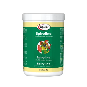 Behälter mit Quiko Spirulina für Haustiere, mit bunten Vögeln auf dem Etikett, mit Text in mehreren Sprachen über natürliche Proteine und Aminosäuren.