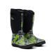 Bunte grüne und schwarze wasserdichte Stiefel mit modernem Design, mit dem Logo "Two Tracks" an der Seite.