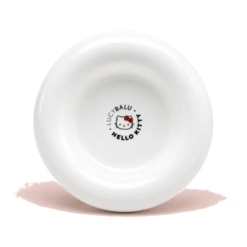 Eine flauschige graue Katze schaut auf eine Hello Kitty Keramikschüssel mit der Aufschrift "LUCYBALU HELLO KITTY".