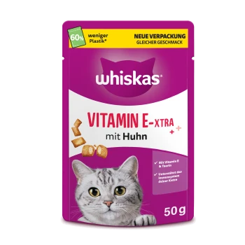 Lila Whiskas Katzenfutterbeutel mit Aufdruck 'VITAMIN E-XTRA mit Huhn', Katzengesicht, 50 g, Banner '60% weniger Plastik' und 'NEUE VERPACKUNG'