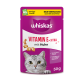 Lila Whiskas Katzenfutterbeutel mit Aufdruck 'VITAMIN E-XTRA mit Huhn', Katzengesicht, 50 g, Banner '60% weniger Plastik' und 'NEUE VERPACKUNG'