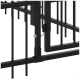 Nahaufnahme eines schwarzen Metallhaustiertores mit einem sicheren Riegelmechanismus, mit vertikalen Stangen und einem stabilen Rahmendesign.