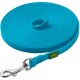 Eine leuchtend blaue Hundeleine, ordentlich aufgerollt, mit einem Metallclip und einem grünen und gelben Etikett mit dem Logo "HUNTER".