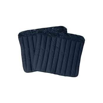 Zwei marineblaue Haustierdecken mit einem gesteppten Design, die eine weiche, plüschige Oberkante aufweisen.