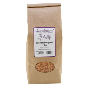 Brauner Papierbeutel von Lunderland Haustierfutter mit der Aufschrift „Süßkartoffelgrieß 1 kg“ und ovalem Sichtfenster, das orangefarbene Granulate zeigt