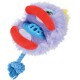 Paarse pluizige vogelvormige hondenspeelgoed met rode snavel, blauwe touwstaart en een blauw plastic kauwelement.