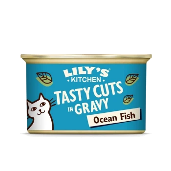 Une boîte de Lily's Kitchen Tasty Cuts en sauce pour chats, avec un fond bleu, une illustration de chat en dessin animé, et la saveur "Poisson de l'océan."