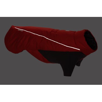Eine rote Hundejacke mit schwarzer Unterseite, mit einem reflektierenden Streifen an der Seite, vor einem grauen Hintergrund präsentiert.