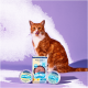 Orange-weiße Katze leckt sich die Lippen und sitzt hinter drei Behältern mit Pets Deli Pure Meat Katzenfutter auf lila Hintergrund.