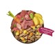 Draufsicht auf eine Schale mit rohem und gekochtem Fleisch, Karotten, Kartoffeln und Basilikum; rosa Etikett mit der Aufschrift 'like freshly cooked* / comme fraîchement cuisine*'.