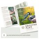 Eine Broschüre mit dem Titel "Ein Futter Platz für Gartenvögel", die eine Hand mit Vogelfutter zeigt, während ein Kohlmeise in der Nähe sitzt, um das Füttern von Vögeln zu fördern.