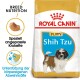 Royal Canin Puppy Shih Tzu Hundefutterbeutel mit einer Illustration eines kleinen Shih Tzu-Welpen, mit Text, der die Ernährungsbedürfnisse der Rasse und die Unterstützung des Immunsystems hervorhebt.