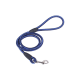 Blaue und schwarze geflochtene Hundeleine mit einer Schlaufenhandhabung und einem Metallclip zur Befestigung, auf einem weißen Hintergrund präsentiert.