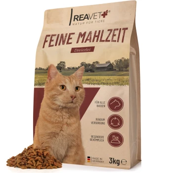 Eine Tüte "Feine Mahlzeit Dreierlei" Katzenfutter mit einer orangefarbenen Katze, ländlichem Hintergrund, verstreutem Futter und "Hergestellt in Deutschland", 3 kg.