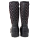 Schwarze Gummistiefel mit einem gemusterten Stoffoberteil, ausgestattet mit einem weißen geometrischen Design und einer robusten Sohle.