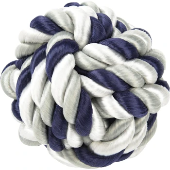 Mocno tkana piłka zabawkowa dla zwierząt z miękkiego, błyszczącego materiału w naprzemiennych odcieniach granatowego, białego i jasnoszarego.