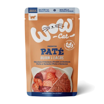 Premium kattenvoer zakje met 'WOW-Cat' merk paté met kip en zalm, gelabeld in meerdere talen, graanvrij, gemaakt in Duitsland.
