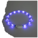 Ein leuchtendes blaues LED-Halsband für Haustiere mit einem weißen Steuerknopf, entworfen für Sichtbarkeit und Sicherheit bei nächtlichen Spaziergängen.