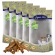 Fünf Tüten Lyra Pet Nature Power Hundeleckerlis mit einem Stapel Leckerlis davor, mit einem Premium-Qualitätslabel und Bildern von Haustieren.
