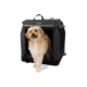 Ein flauschiger Hund kommt aus einer schwarzen tragbaren Haustierbox mit Netzseiten, die einen Griff oben und den Markennamen "TruPet" sichtbar hat.