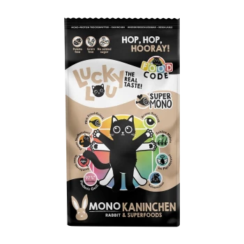 Eine Haustierfuttertüte mit einer verspielten schwarzen Katze, beschriftet mit "Lucky Lou", "Mono Kaninchen" und "Superfoods", die "kartoffelfrei" und "getreidefrei" hervorhebt.