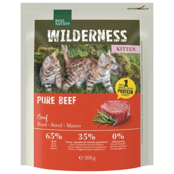 Sachet Real Nature Wilderness pour chaton avec deux chatons tigrés, étiquette «Pure Beef», image de bœuf cru, 65% bœuf, 300g.