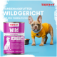 Dosen-Hundefutter „Nassfutter Wild“ mit lila Verpackung, einem neugierigen braunen Hund und deutschem Text, der natürliche Zutaten und Qualität hervorhebt.