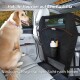 Ein Golden Retriever sitzt auf einem Autositz neben einer schwarzen Tierbarriere mit einem Netzfenster und einer Tasche für eine Wasserflasche und einen Knochen.