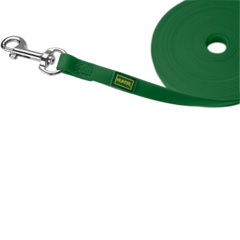 Grüne Hundeleine mit einem Metallclip und einem Etikett mit der Aufschrift "HUNTER", im Hintergrund aufgerollt.