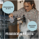 Eine Person in einem Pullover stellt einen Futternapf in eine Geschirrspülmaschine, während ein Hund zuschaut. Text: "Geschirrspüler geeignet bis 100°C," "Kühlschrank geeignet," "Einfache Pflege & vielseitig."