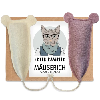 Zwei mausförmige Katzenspielzeuge, eines in Creme und eines in Lila, auf einem braunen Kartonhintergrund mit einem "KATER KASIMIR"-Label.