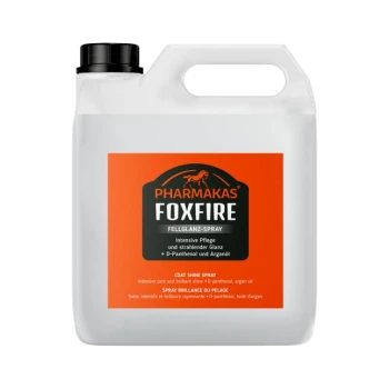 Weißes Sprayflasche mit schwarzem Deckel, beschriftet "PHARMAKAS FOXFIRE FELLGLANZ-SPRAY" auf einem orangefarbenen Hintergrund. Der Text hebt den Glanz des Fells und die Inhaltsstoffe hervor.