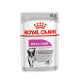 Torebka karmy dla psów Royal Canin Relax Care, 85g, z ilustracją czarno-białego psa, oznaczoną dla wszystkich rozmiarów, z tekstem w wielu językach.