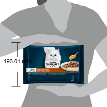 Purina Gourmet Katzenfutterbeutel mit einer flauschigen weißen Katze, einem Teller mit Fleisch in Sauce und einem Löffel. Der Text enthält "Gourmet" und "Genuss in Sauce."