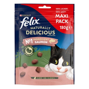Friandises pour chats Purina Felix Naturally Delicious Maxi Pack 180 g — ingrédient n°1 : « saumon », chat noir et blanc qui jette un coup d'œil.