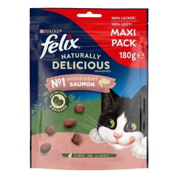 Friandises pour chats Purina Felix Naturally Delicious Maxi Pack 180 g — ingrédient n°1 : « saumon », chat noir et blanc qui jette un coup d'œil.