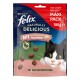 Friandises pour chats Purina Felix Naturally Delicious Maxi Pack 180 g — ingrédient n°1 : « saumon », chat noir et blanc qui jette un coup d'œil.