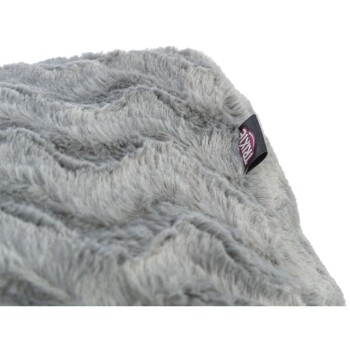Grau Haustierdecke mit einer weichen, strukturierten Oberfläche, mit einem kleinen Etikett mit dem Markennamen "TRIXIE."