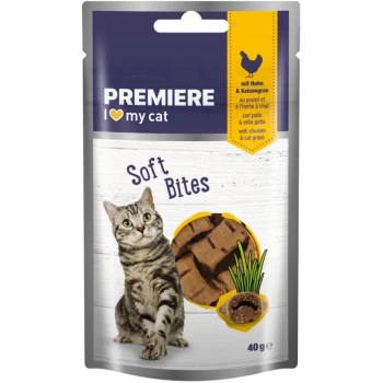 Emballage des friandises pour chats Premiere I Love My Cat Soft Bites avec un chat tigré gris, avec du texte indiquant des ingrédients de poulet et d'herbe à chat.