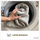 Eine Hand legt eine gefaltete graue Tierdecke in eine Waschmaschine, mit "Leichte Reinigung" und einem 30°C-Waschsymbol.