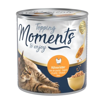 Eine Dose Katzenfutter mit der Aufschrift 'Momente zum Genießen', auf der Vorderseite ist eine Katze abgebildet, mit dem hervorgehobenen Geschmack 'Hühnerleber'.