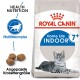 Royal Canin Home Life Indoor Katzenfutter für Katzen 7+, mit einer grauen getigerten Katze, Illustration der Kroketgröße und Gesundheitsnahrungsansprüchen.