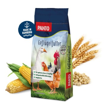 PANTO Geflügelfutterbeutel mit einem bunten Design mit Hühnern und einer Gans, beschriftet mit "Made in Germany" und wichtigen Vorteilen auf Deutsch.